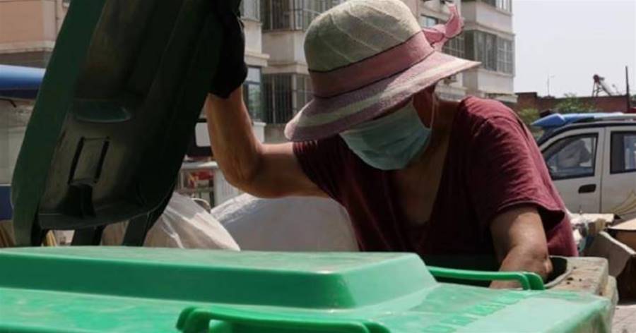 7旬拾荒老人在垃圾堆撿到「20萬」巨款，第一時間報警歸還，網友狂讚：好人會有好報